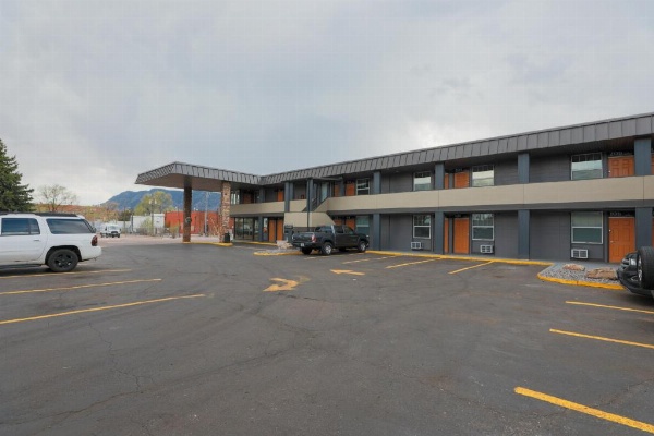 Modern Motel image 13