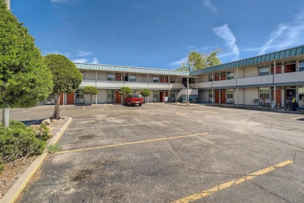 Modern Motel image 14