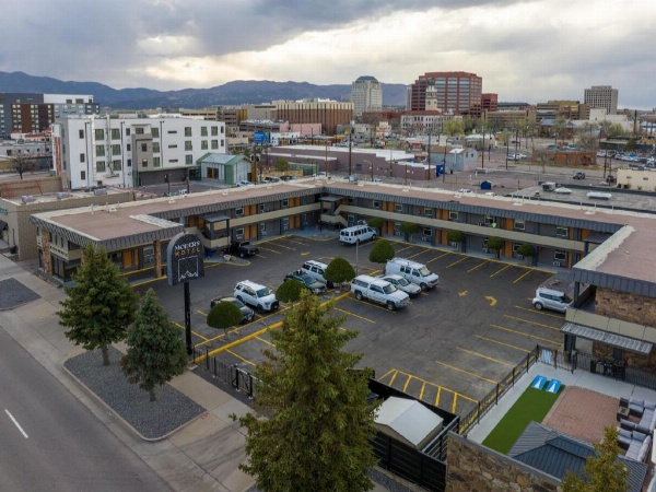 Modern Motel image 19