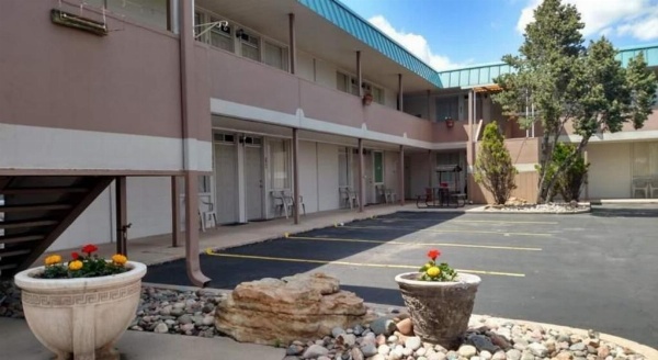 Modern Motel image 2