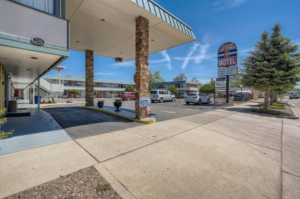 Modern Motel image 20