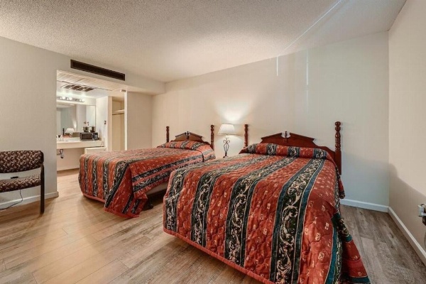 Modern Motel image 21