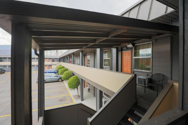 Modern Motel image 24