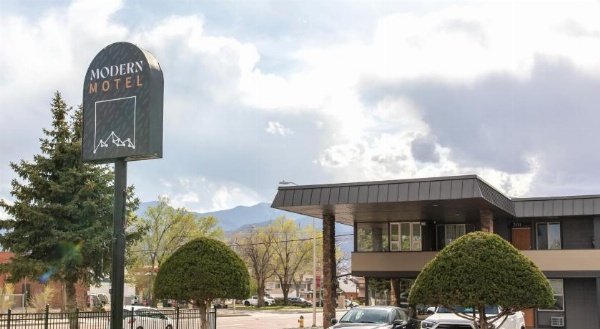 Modern Motel image 6