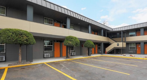 Modern Motel image 7