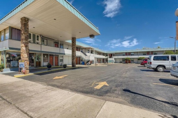 Modern Motel image 8